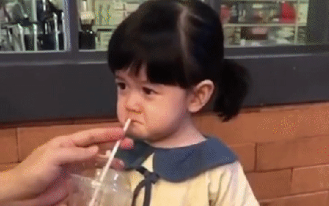 Bé gái đang mếu khóc bất chợt tươi tỉnh khi được cho uống trà sữa hút 2,9 triệu view Ảnh 2