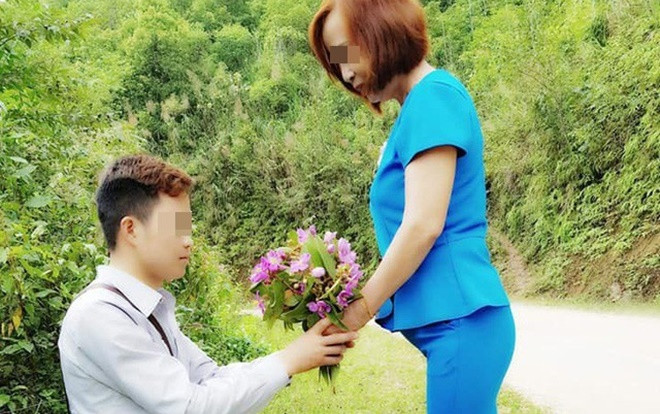 Cô dâu 61 tuổi ở Cao Bằng kể về bức ảnh chú rể quỳ gối bên bó hoa mua tím Ảnh 2
