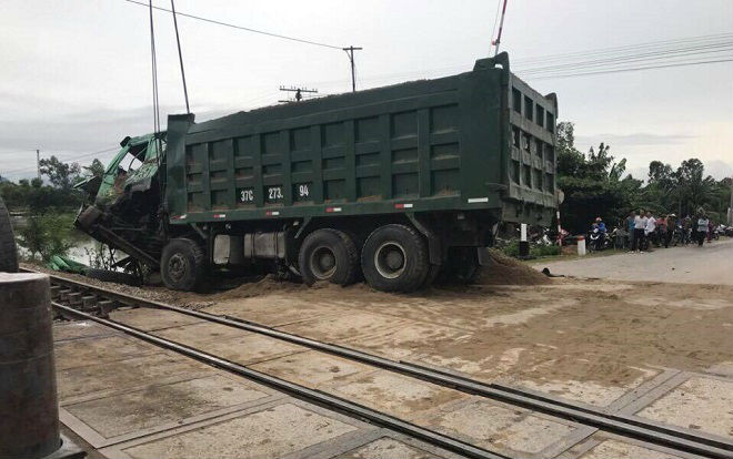 Hy hữu: Xe tải bất ngờ chết máy giữa đường ray rồi bị tàu hỏa húc văng nhưng tài xế vẫn thoát chết thần kỳ Ảnh 2