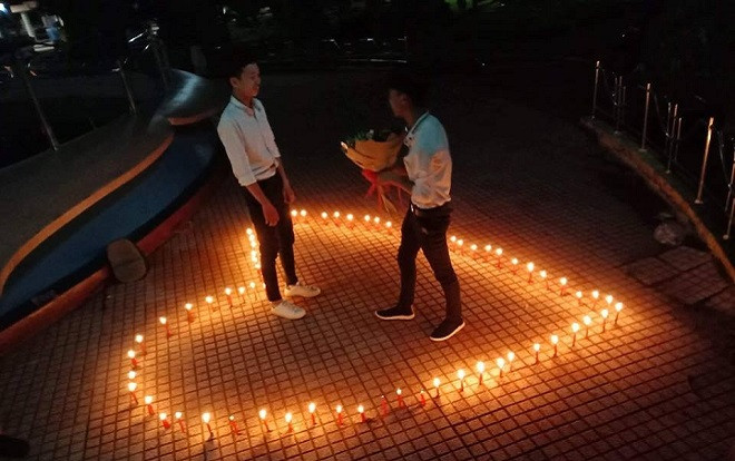 Màn cầu hôn của cặp đồng tính nam từng là 'tình địch' khiến cư dân mạng 'phát sốt' Ảnh 2