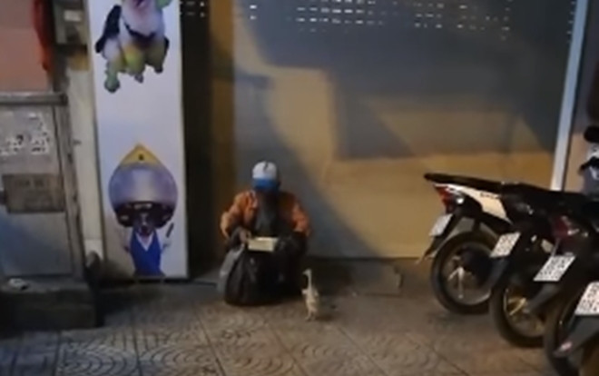 Xôn xao câu chuyện ông lão tìm được 'tri kỷ' nhờ một quả trứng vịt lộn và hình ảnh khiến ai cũng thấy ấm lòng Ảnh 2