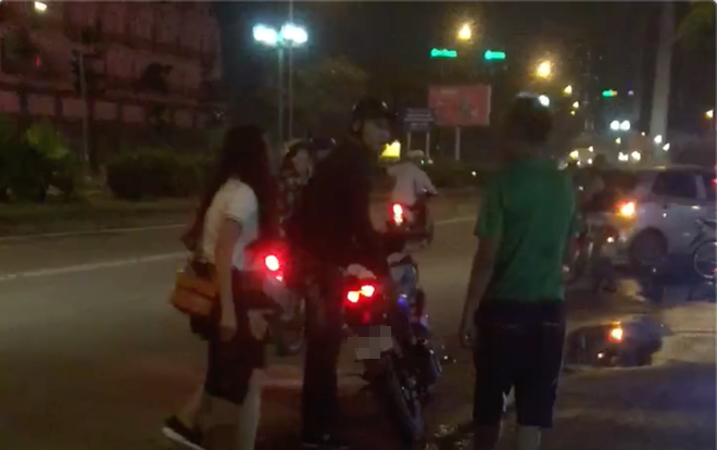 Xôn xao clip níu kéo bất thành, nam thanh niên xông tới gây sự rồi đánh lộn với cả tình cũ và trai lạ Ảnh 2