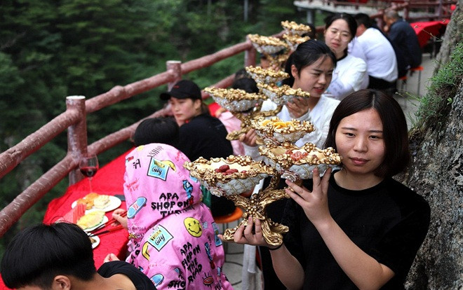 Ngồi ăn buffet sang chảnh trên vách núi cao 2100 m Ảnh 2