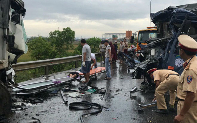 3 người mắc kẹt trong xe ô tô, 1 người tử vong sau tai nạn nghiêm trọng Ảnh 2