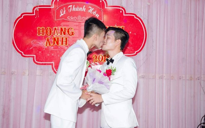 Đám cưới đẹp như mơ của cặp đồng tính nam từng tự tử vì nhau Ảnh 2