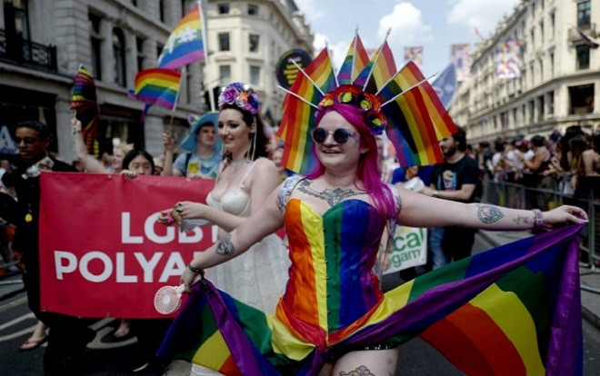 Câu chuyện hy hữu: Người đồng tính biểu tình chống… người chuyển giới Ảnh 2