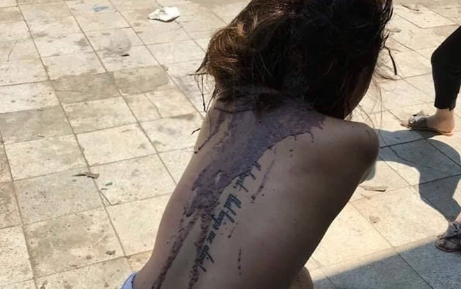 Xôn xao hình ảnh cô gái trẻ bị lột đồ đổ dầu luyn và mắm tôm đầy người nghi do đánh ghen Ảnh 2