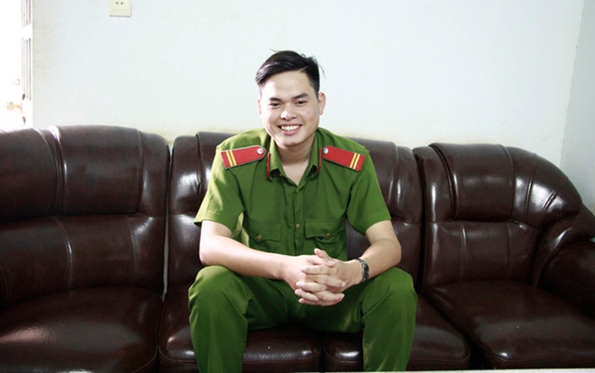 Nam chiến sĩ công an nghĩa vụ đạt điểm 10 tuyệt đối môn Sử Ảnh 2