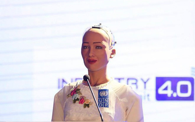Robot Sophia mặc áo dài Việt Nam khi xuất hiện tại Diễn đàn cách mạng công nghiệp 4.0 ở Hà Nội Ảnh 2