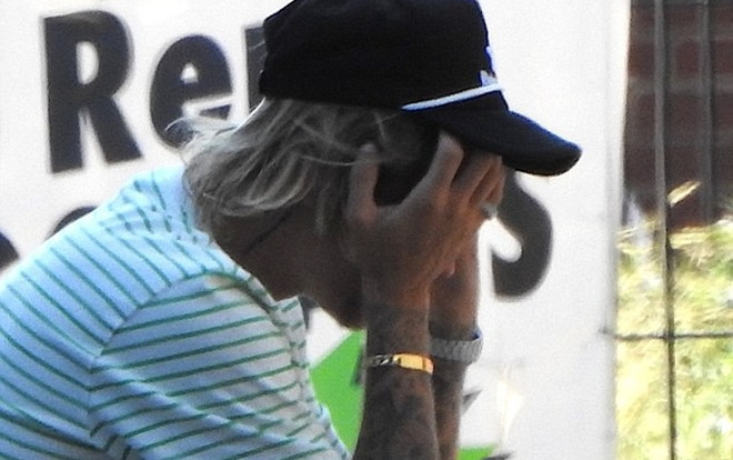 Sự thật phía sau việc Justin Bieber ôm mặt đau khổ và xóa clip của Hailey trên Instagram Ảnh 2
