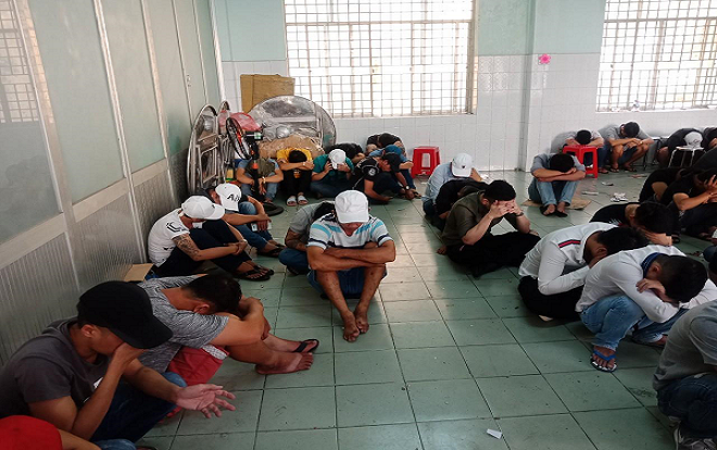 Đột kích quán bar ở Sài Gòn, hàng trăm dân chơi đang quay cuồng với âm thanh cực lớn Ảnh 2