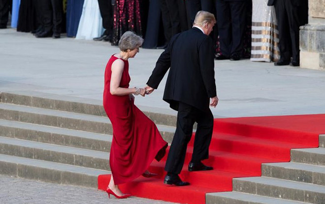 Thủ tướng Anh lúng túng tìm tay Tổng thống Trump trên thảm đỏ Ảnh 2