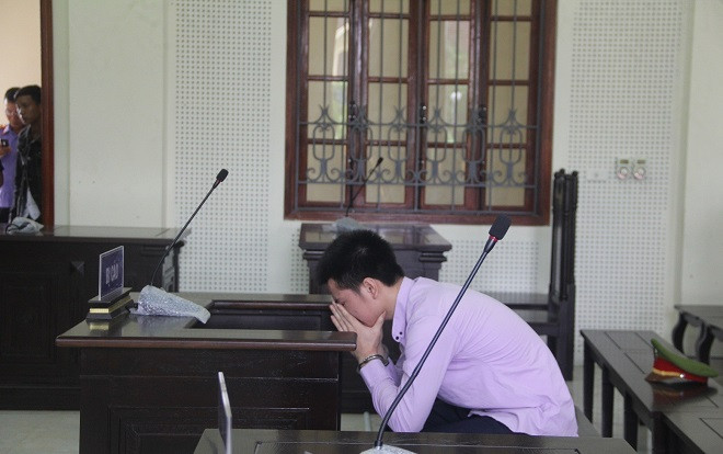 Bị cáo òa khóc nức nở xin lỗi về hành vi giết người… do bị dọi đèn vào mặt Ảnh 2