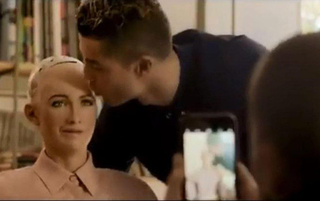 Robot Sophia từng gặp Cristiano Ronaldo và cô thậm chí còn có nụ hôn đầu đời từ cầu thủ này Ảnh 2