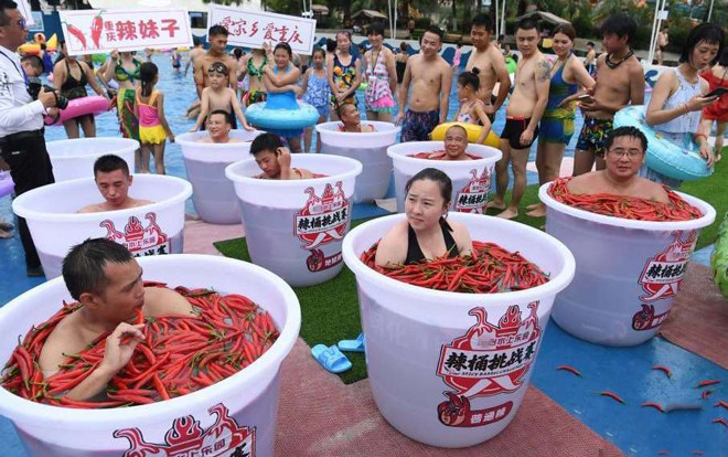 Ngâm người trong thùng ớt cay xè để kiếm rượu ngoại mang về Ảnh 2