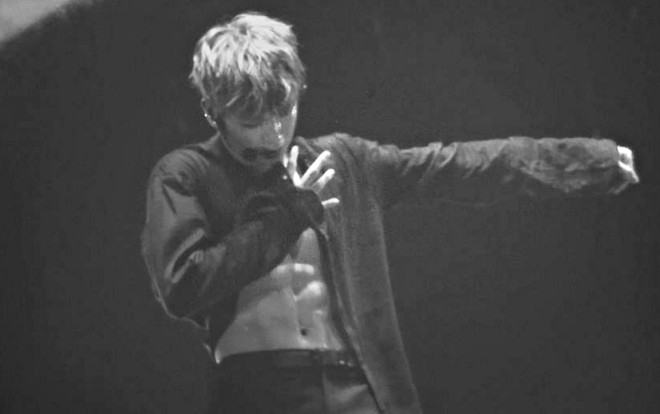 Khoe 6 múi chuẩn từng centimet: Kang Daniel đích thực là idol 'gương mặt baby, body phụ huynh' trong truyền thuyết Ảnh 2