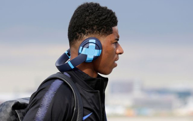 Vì sao các cầu thủ World Cup 2018 phải dán băng dính lên tai nghe? Ảnh 2