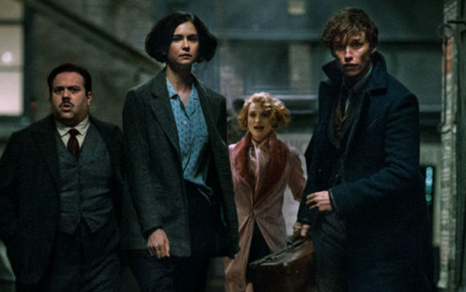 ‘Fantastic Beasts’ tung ảnh mới: Newt Scamander thời trẻ và thầy Dumbledore tại Hogwarts Ảnh 2