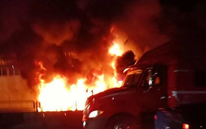 Hàng chục người cứu xe container bốc cháy trong đêm nhưng bất thành Ảnh 2