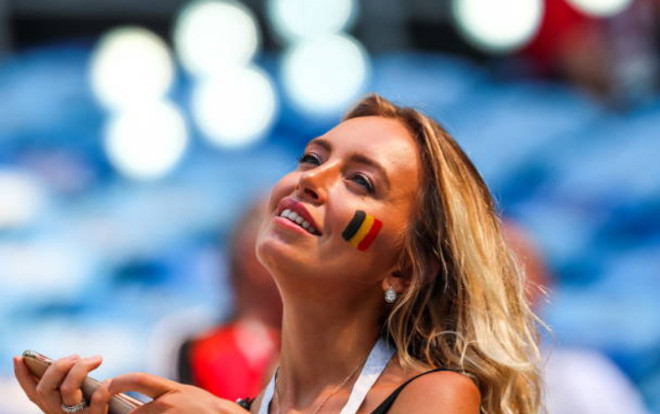 ‘Mất hồn’ với dàn fan nữ tuyệt đẹp của tuyển Bỉ và Anh Ảnh 2