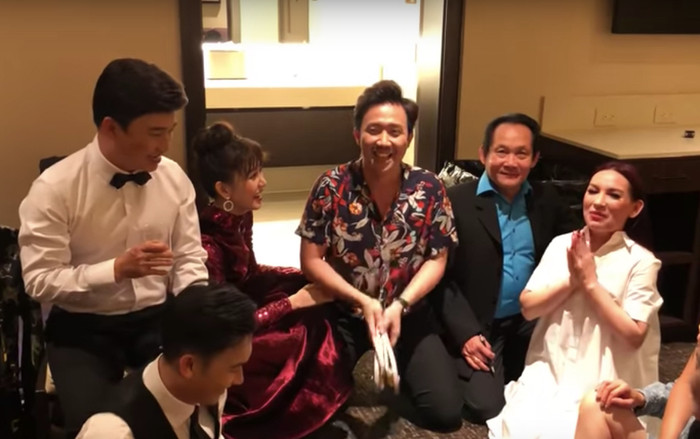 Trấn Thành cùng dàn nghệ sĩ 'lầy lội' dự đoán kết quả World Cup 2018 bằng dép Ảnh 2