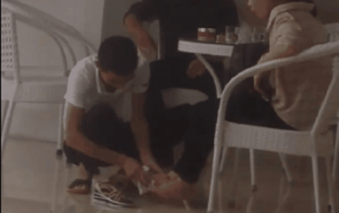 Tranh cãi nảy lửa chàng trai ngồi xổm lau dép và chân cho bạn gái sau khi đi mưa: Lãng mạn hay dại gái? Ảnh 2