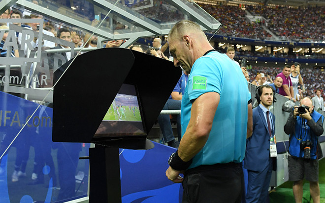 Vì sao các trọng tài V.A.R cũng không được xem trận đấu ở chế độ quay chậm tại World Cup 2018? Ảnh 2