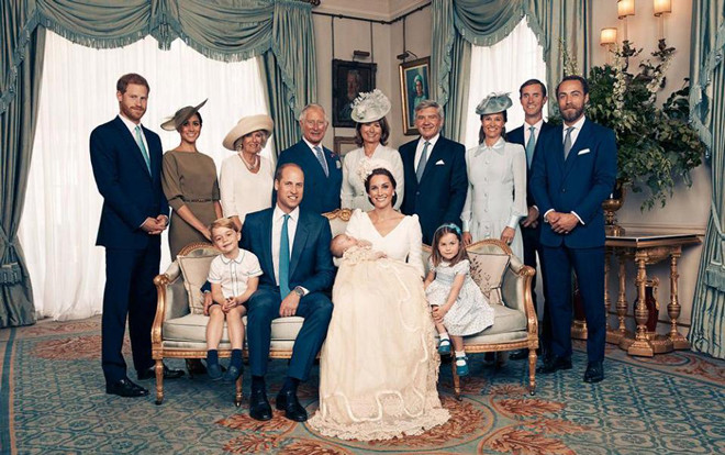 Hoàng gia Anh chính thức công bố ảnh con thứ 3 của William - Kate trong lễ rửa tội Ảnh 2