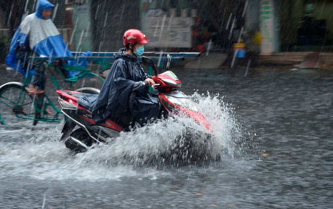 Áp thấp nhiệt đới có thể mạnh lên thành bão, Bắc Bộ mưa lớn diện rộng Ảnh 2