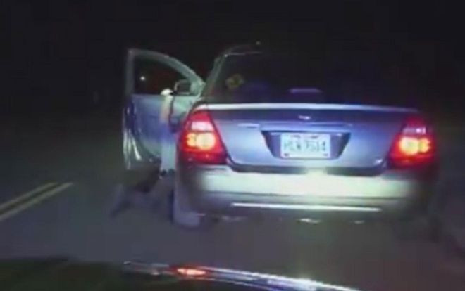 Tài xế lái xe quá tốc độ, kéo lê cảnh sát gần 2 km Ảnh 2