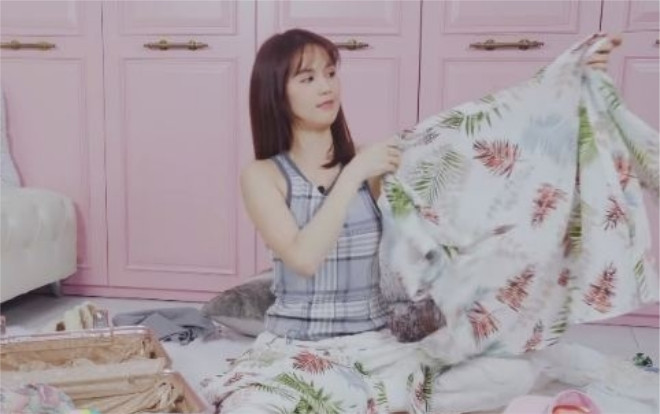 Sau khi công khai số đo vòng 1, Ngọc Trinh lại hút fan khi trổ tài xếp đồ khéo léo Ảnh 2