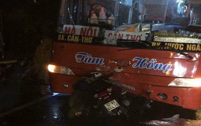 Xe máy va chạm với ô tô khách, 2 mẹ con chết thảm trong đêm mưa Ảnh 2