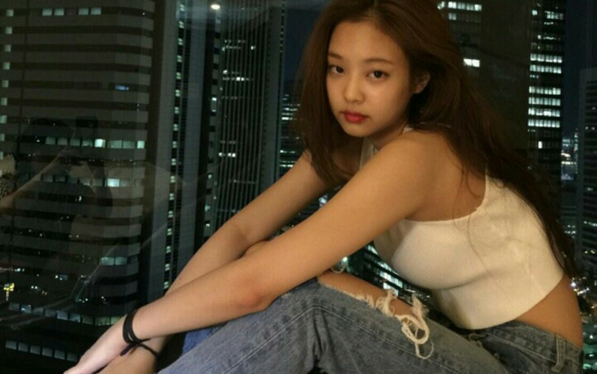 Dù mặc quần jeans kín đáo, Jennie (BLACKPINK) vẫn đốn tim fan với vẻ quyến rũ không ngờ Ảnh 2