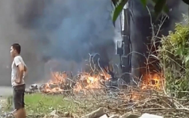 Bình điện phát nổ, 2 công nhân sửa điện văng ra xa chấn thương nặng Ảnh 2