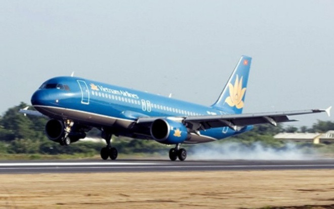 Máy bay Vietnam Airlines gặp sự cố, đỗ trên đường băng sau khi hạ cánh xuống sân bay Ảnh 2