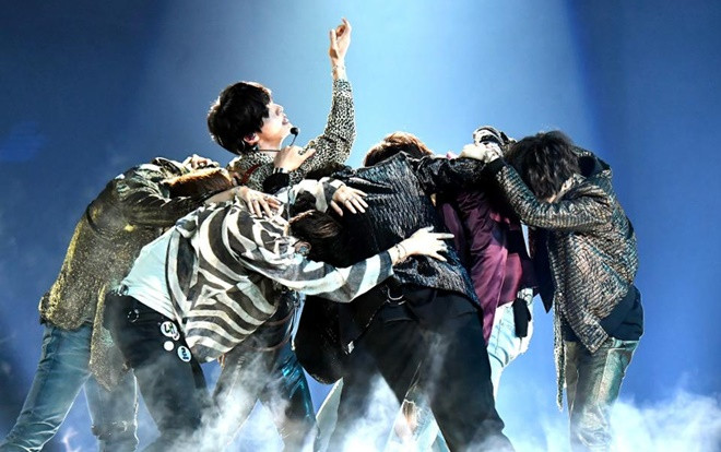 Trước khởi động World Tour, BTS còn tranh thủ 'thâu tóm' Kpop vào tháng 8 Ảnh 2