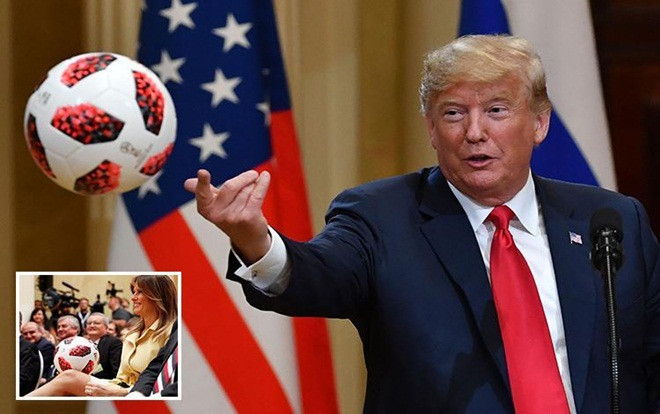 Trump tung cho vợ quả bóng World Cup được Putin tặng Ảnh 2