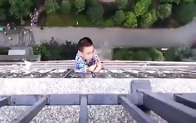 Rơi từ tầng 20 rồi lơ lửng bám lan can suốt nửa tiếng, cậu bé 5 tuổi sống sót kỳ diệu Ảnh 2