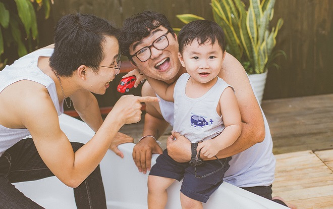 Bộ ảnh gia đình 'vừa nhìn là thấy vui' của cặp đôi đồng tính nam Sài Gòn Ảnh 2