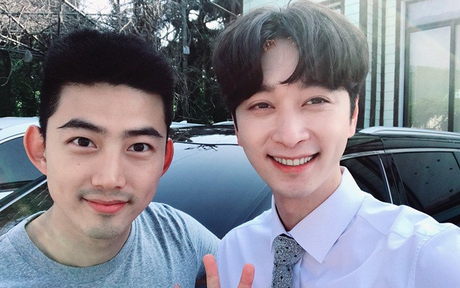 Được nghỉ phép, Taecyeon (2PM) đến phim trường 'Thư ký Kim' thăm Chansung Ảnh 2