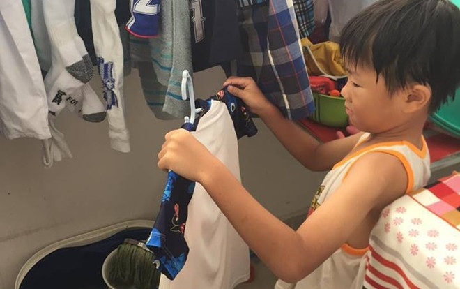 'Giả bộ mệt' để dụ 2 con làm việc nhà từ bé tí, kết quả hiện tại khiến ai cũng ngưỡng mộ Ảnh 2