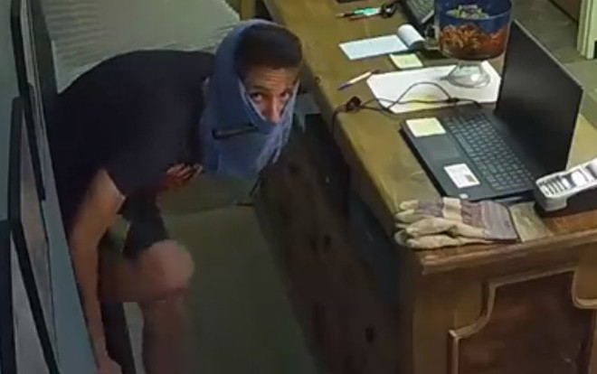 Bật cười tên trộm đội quần lót lên đầu để che mặt Ảnh 2