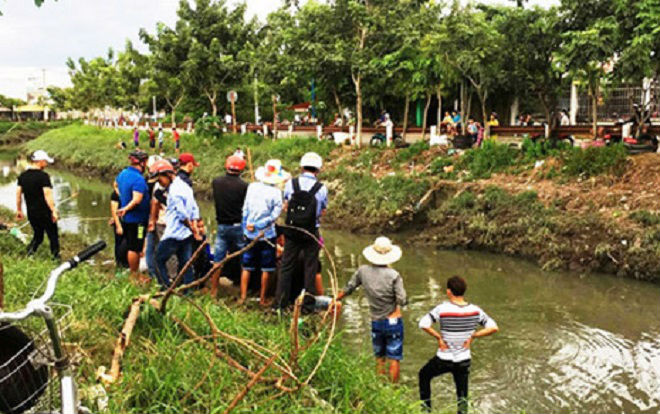 Giật dây chuyền bất thành, nam thanh niên đạp ngã 2 mẹ con xuống mương nước, cướp xe người đi đường Ảnh 2