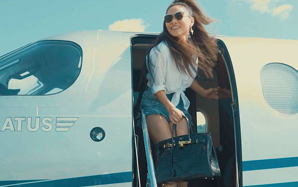 Không chỉ có siêu xe hay du thuyền, 'chị đại' Thu Minh còn khoe rợp trời hàng hiệu cực khủng trong MV mới Ảnh 2