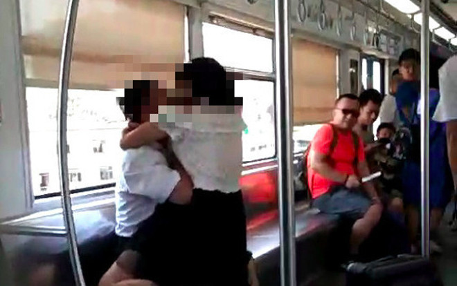 Người phụ nữ 'hóa điên' cắn người, lột đồ giữa nơi công cộng Ảnh 2