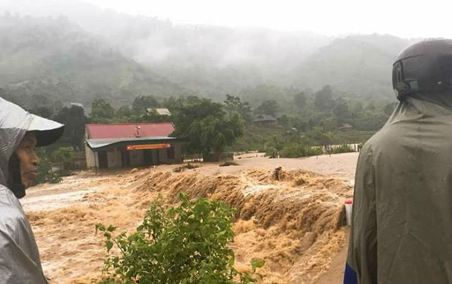 Nghệ An - Hà Tĩnh chìm trong biển nước, nhiều nơi bị cô lập sau bão Ảnh 2