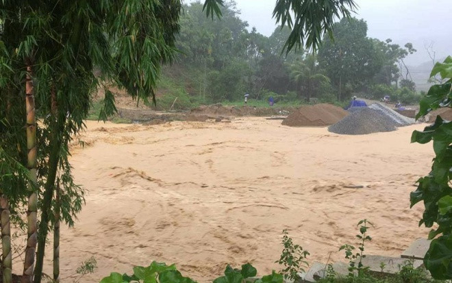 Lũ lớn cuốn trôi 3 căn nhà ở Thanh Hoá, 4 người trong một gia đình chết và mất tích Ảnh 2