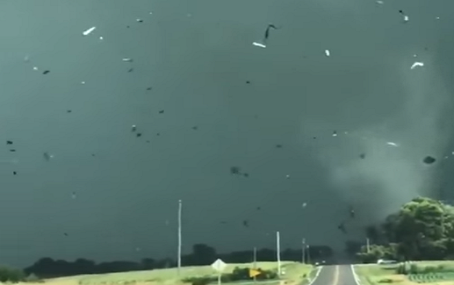 Cảnh tượng như tận thế trong cơn lốc xoáy kinh hoàng ở tiểu bang Mỹ Ảnh 2