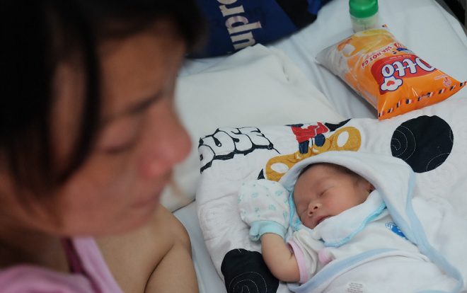 Chồng dẫn bồ nhí về nhà, thai phụ ôm bụng bầu vào viện lén ngủ hành lang chờ đẻ bằng 30 ngàn trong túi Ảnh 2