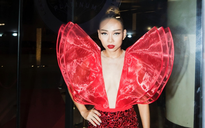 MV mới nóng hết cỡ nhưng cũng phải 'chào thua' màn live đầu tiên của Thảo Trang! Ảnh 2